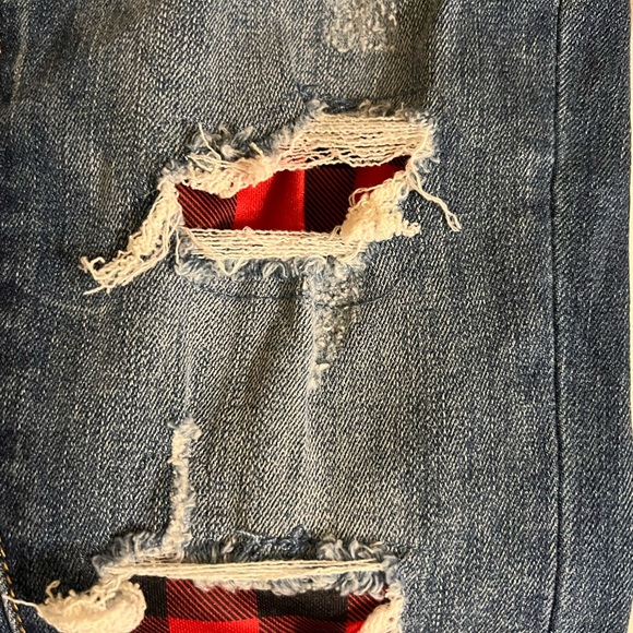 Judy blue distressed Buffalo plaid jeans. New with tags. Size 0/24(size4). - Picture 3 of 7